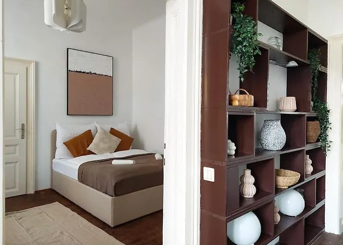 Апартаменти Big Garden Apartment, 10 Minutes To U4 And U6 *